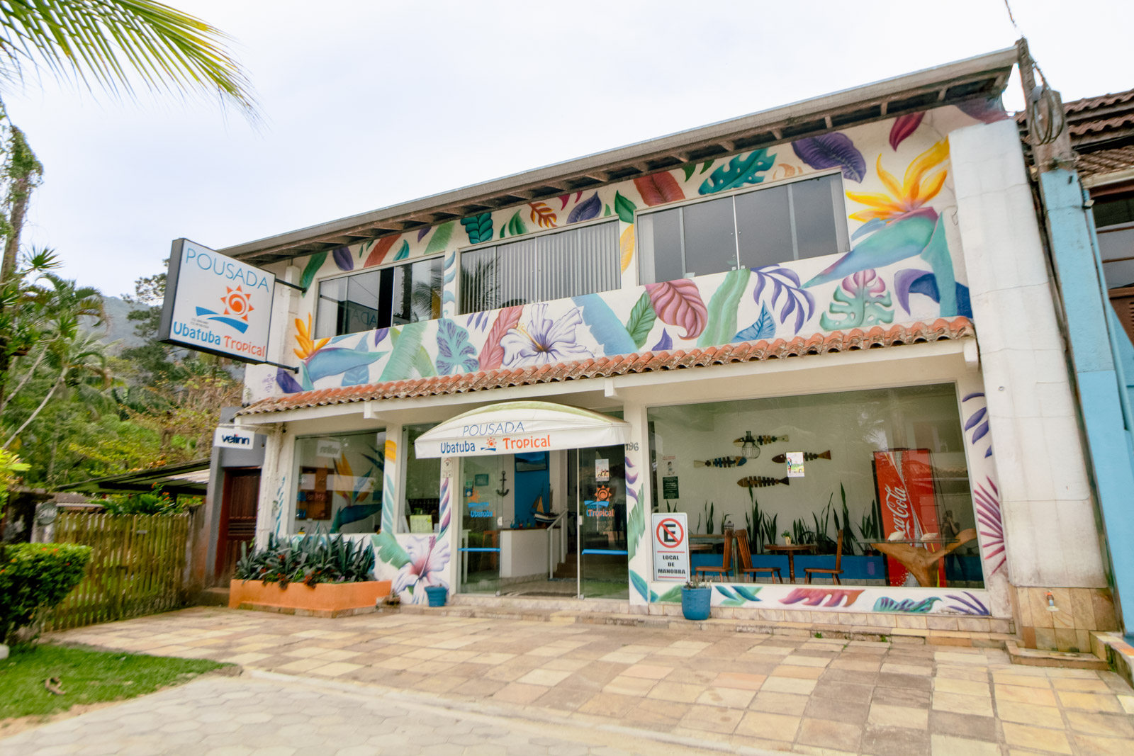 Em estilo colonial, nossa pousada se encontra a poucos metros da praia da Enseada em Ubatuba